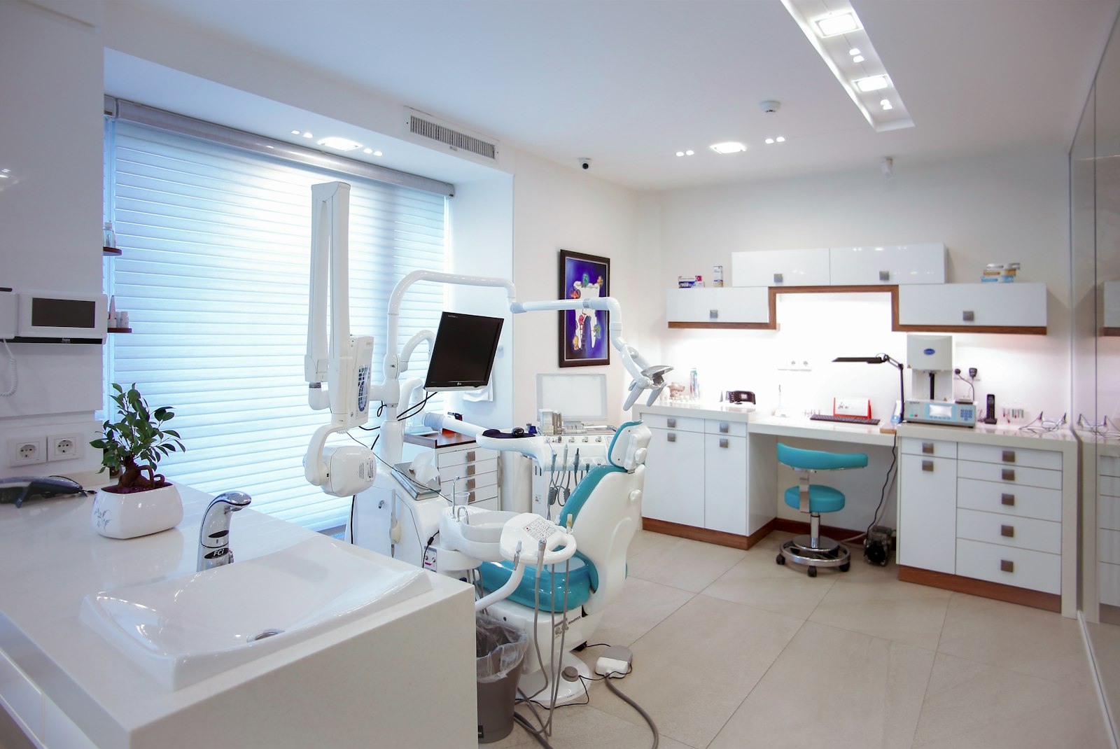 Salle de soins moderne et épurée d'un cabinet dentaire, sans patient visible